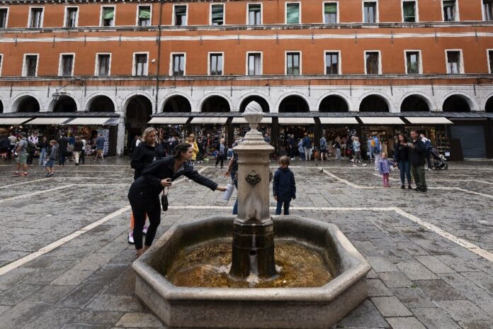 Във Венеция, която посреща милиони посетители всяка година, туризмът допринася за производството на между 28 и 40% от отпадъците в зависимост от сезона, според данни на местната администрация, включително купища пластмасови бутилки за вода. За да се преборят с отпадъците, местните власти насърчават използването на бутилки за вода за многократно пълнене, като обръщат внимание на туристите върху огромната мрежа от чешми с питейна вода, разположени по площадите и алеите на водния град, както и фонтаните, в които за изненада на мнозина водата също става за пиене.