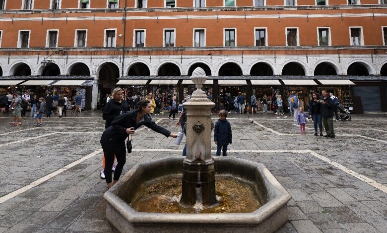 Във Венеция, която посреща милиони посетители всяка година, туризмът допринася за производството на между 28 и 40% от отпадъците в зависимост от сезона, според данни на местната администрация, включително купища пластмасови бутилки за вода. За да се преборят с отпадъците, местните власти насърчават използването на бутилки за вода за многократно пълнене, като обръщат внимание на туристите върху огромната мрежа от чешми с питейна вода, разположени по площадите и алеите на водния град, както и фонтаните, в които за изненада на мнозина водата също става за пиене.
