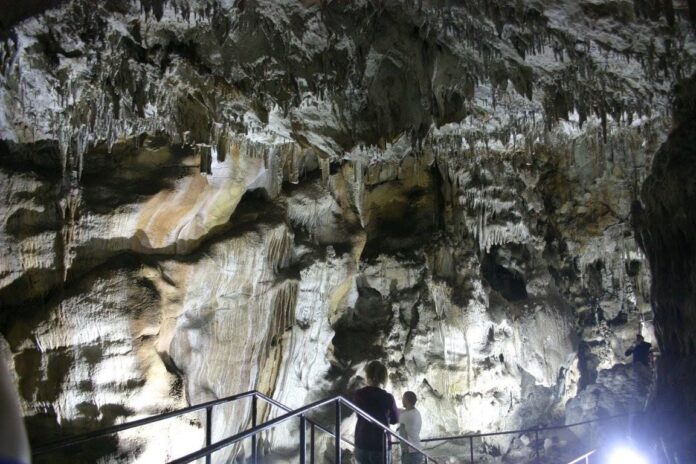 Добростански бисер пещера