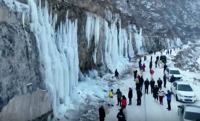 Уникалните ледени водопади в Хенан привлякоха хиляди туристи